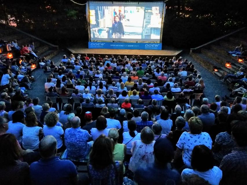 Anfang Juni startet das Filmseher Open Air Kino in der Freilichtbühne Seeheim-Jugenheim: vom 1. Juni bis 3. September 2022 laufen wieder die schönsten Filme der vergangenen zwölf Monate im romantischen Rondell auf dem Gelände des Schuldorf Bergstraße.
