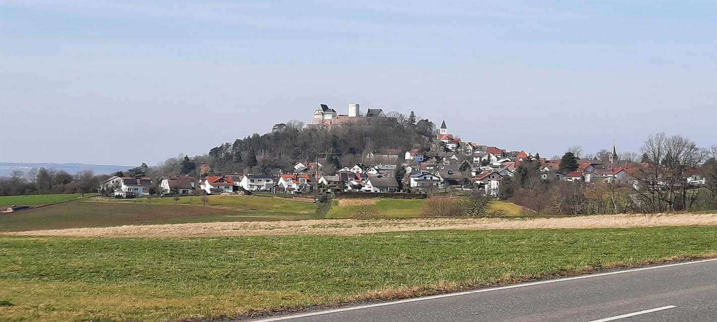 Der Rundwanderweg Otzberg O1 führt Sie "Zur schönen Aussicht von der Weißen Rübe", wie das Wahrzeichen der Veste Otzberg auch genannt wird.
                 title=