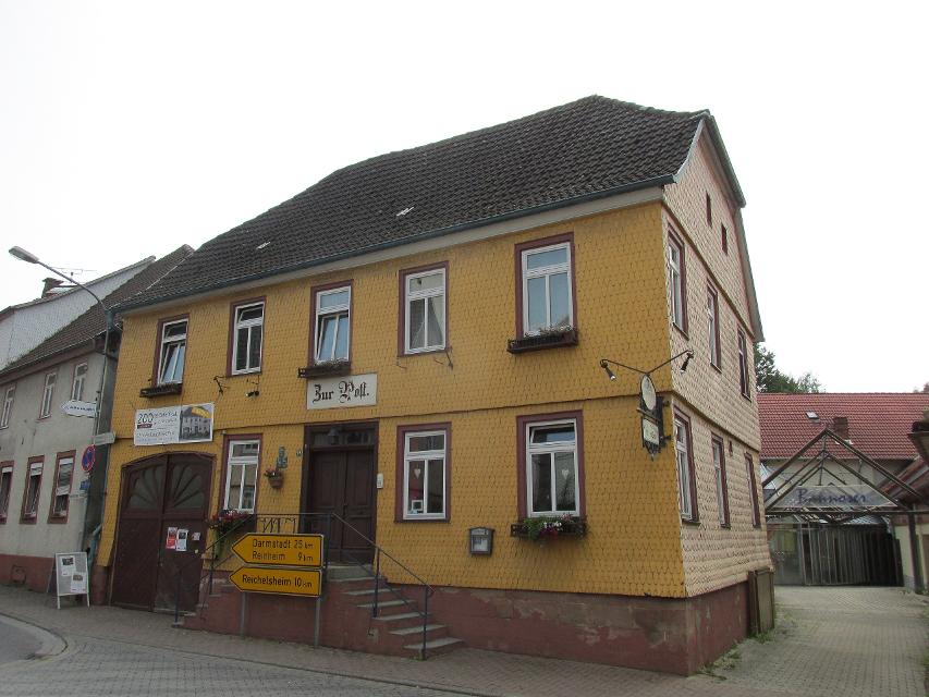 Das unter Denkmalschutz stehende Gebäude “Alte Post” in Brensbach bietet neben einer urigen Kneipe Raum für Auftritte unterschiedlichster Künstler.