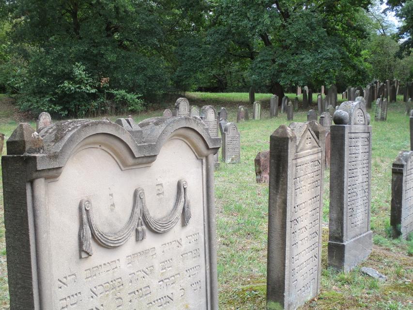 Der größte jüdisch orthodoxe Landfriedhof in Hessen befindet sich in Alsbach. Erleben Sie die besondere Atmosphäre, wenn Sie mit Nicole Rieskamp durch die Reihen der 2124 Grabsteine spazieren.