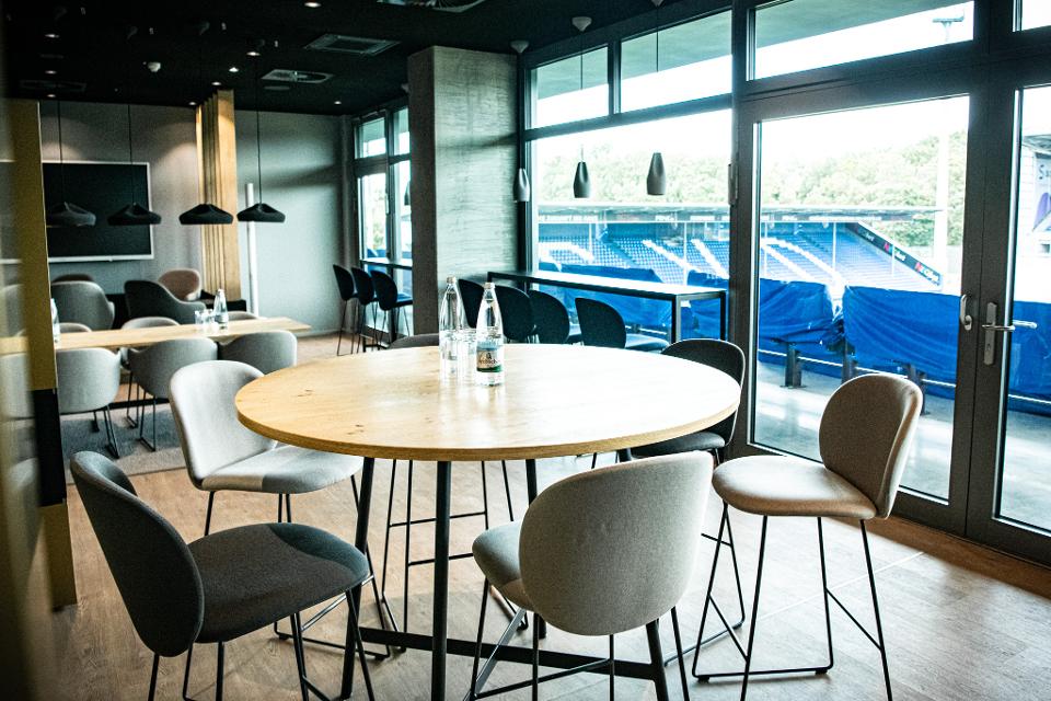 Das Merck-Stadion am Böllenfalltor ist ein Traditionsstandort des deutschen Fußballs und abseits des sportlichen Geschehens wie gemacht für Tagungen, Workshops, Messen, Meetings und Privatveranstaltungen. Mit der neuen Haupttribüne und der ENTEGA VIP-Lounge schreibt der SV Darmstadt 98 seine aufr...