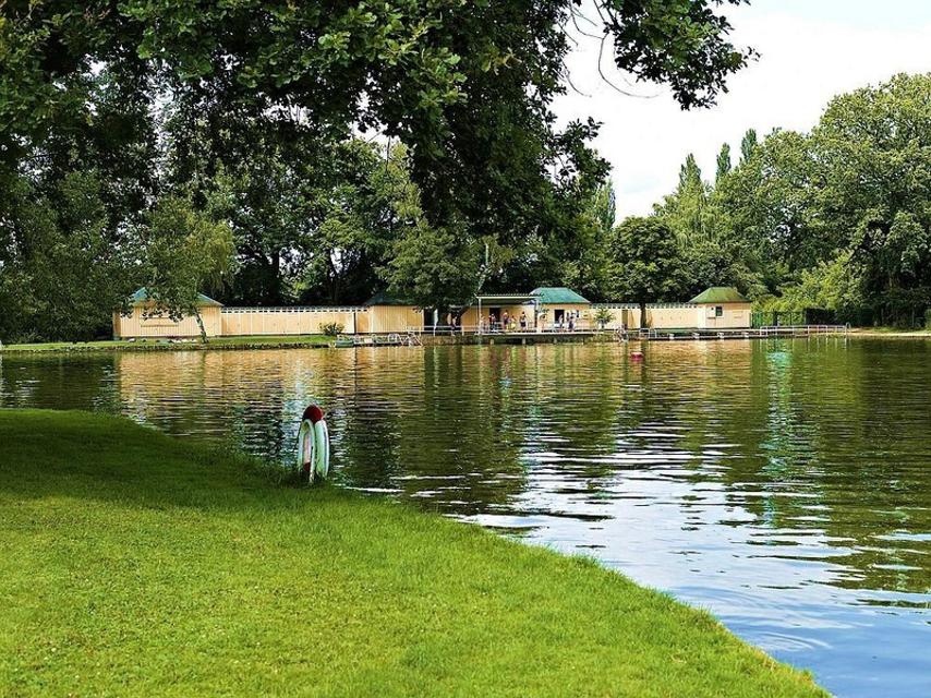 Das Arheilger Mühlchen in Darmstads nördlichem Stadtteil Arheilgen liegt idyllisch inmitten des Grünzuges Ruthsenbach und fernab vom Straßenverkehr. Der Naturbadesee wird seit 1924 als öffentliches Schwimmbad genutzt und ist eine Oase sowohl für F...