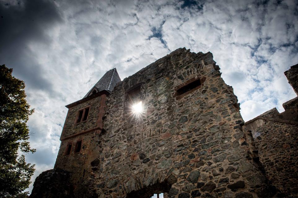 Nach dem wunderbaren OPEN AIR Debüt des Rudelsingens 2019 kehren Jörg Siewert und Steffen Walter in diesem Jahr wieder auf die Burg Frankenstein zurück, um einen grandiosen Rudelsingen-Abend unter freiem Himmel zu feiern!