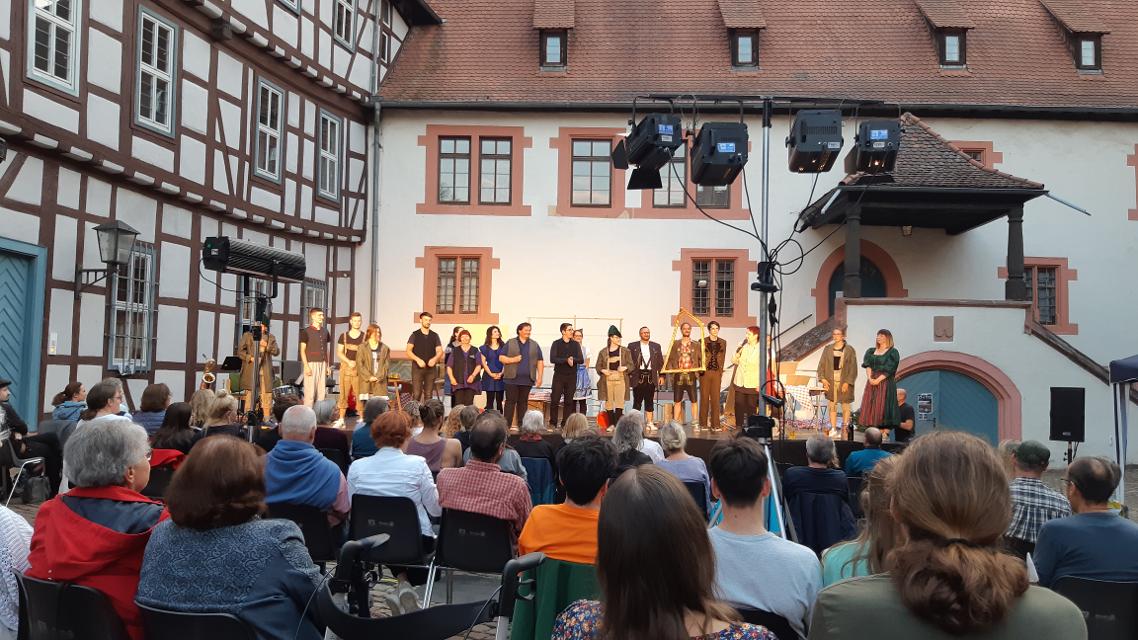 Der Kellereihof in Michelstadt bietet eine würdige Kulisse für die Theateraufführung “Einhard” des Regisseurs Erich Becker.