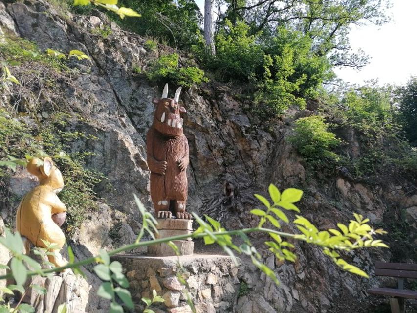 Der Grüffelo-Pfad führt von Weinheim auf den Schlossberg bis zur Burgruine Windeck. Unterwegs gibt es Holzfiguren vom Grüffelo und seinen Freunden zu bestaunen. 