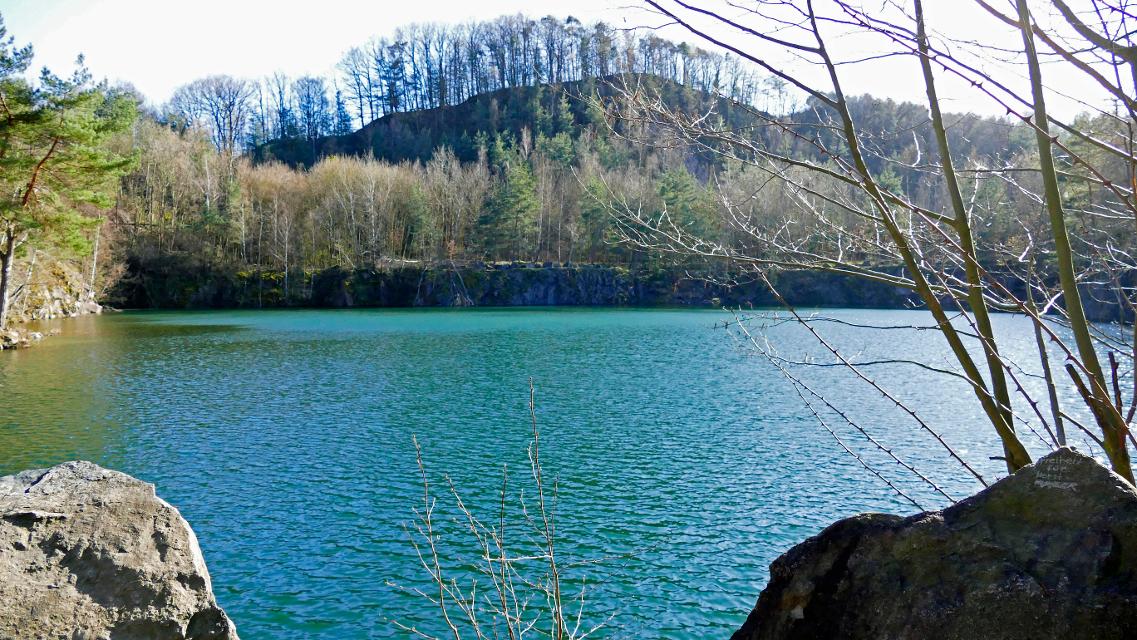Steinbruchsee mit himmelblauem Wasser