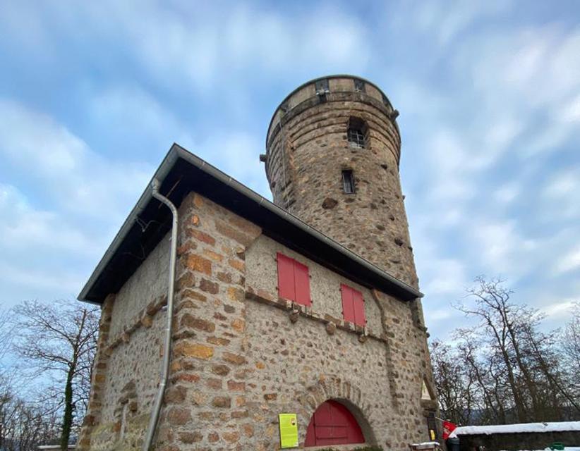 Der 262 Meter hohe Hemsberg überragt die schönen Weinberge zwischen Bensheim und Heppenheim. Der 22 Meter hohe Hemsbergturm ist sonntags bei gutem Wetter geöffnet und bietet kleine Speisen und Erfrischungen an. 
