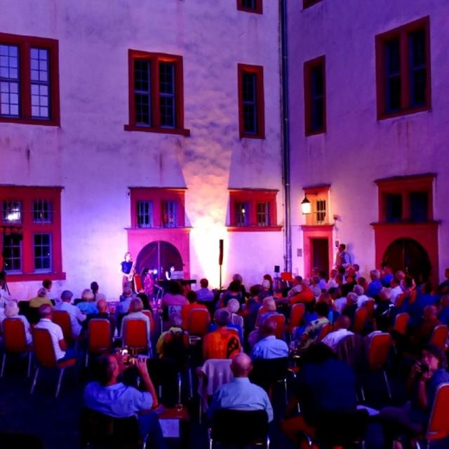 Solisten und Ensembles der Darmstädter Da Ponte-Stiftung treten im Rahmen der Musik-Sommer-Nacht am Samstag, 3. August, 19.30 Uhr, rund um Schloss Lichtenberg auf.