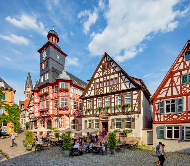 Es gibt kaum einen schöneren Platz, um an der Bergstraße Urlaub zu machen als mitten in der historischen Altstadt von Heppenheim. Das Hotel-Restaurant bietet Ihnen dafür alle erdenklichen Annehmlichkeiten von gediegenen Zimmern bis hin zu gehobener regionaler Küche.