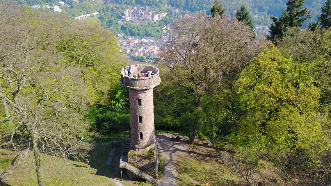 Auf dem Gipfel des 375 Meter hohen Michelsbergs bietet der 16 Meter hohen Heiligenbergturm den schönsten Blick auf das Heidelberger Schloss und die berühmte Altstadt. 