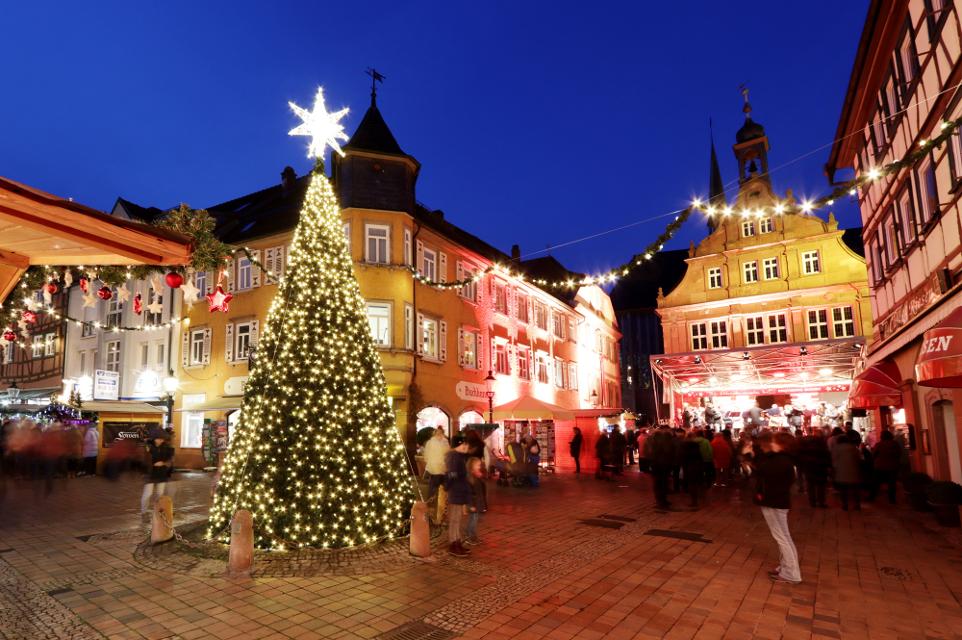 In Buchens Innenstadt wartet der traditionelle Weihnachtsmarkt auf Besucher aus nah und fern. 