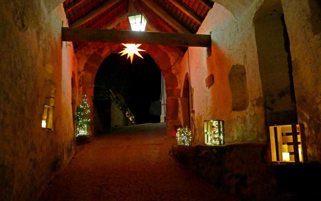 Das Torhaus zur Veste Otzberg ist mit Kerzen, Lichterketten, einem Stern und Tannenzweigen weihnachtlich geschmückt.