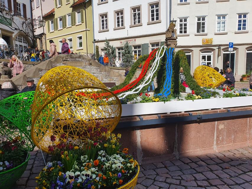 Die Besucher der Altstadt können sich auf eine mit bunten Ostereiern geschmückte Altstadt sowie österlich dekorierte Brunnen und ein tolles Rahmenprogramm freuen.