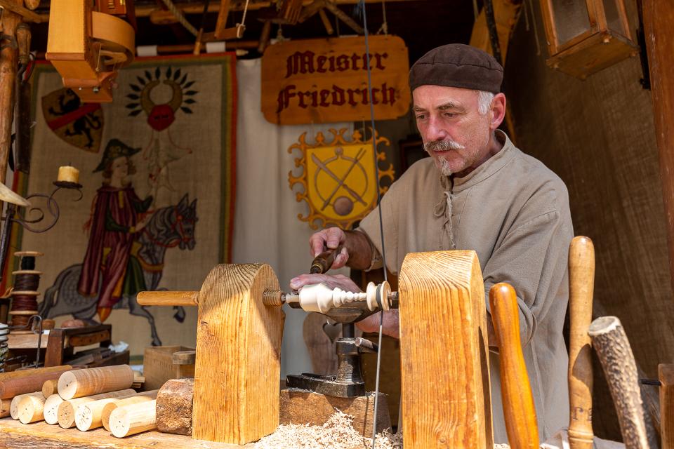 Jedes Jahr am letzten Augustwochenende zieht mittelalterliches Handwerk in Bad Wimpfen ein. In der Tradition des ehemaligen Hafenmarktes, den König Wenzel im Jahr 1391 der reichsstädtischen Töpferzunft gewährte, erfreut der Zunftmarkt mit Handwerkskunst, Tanz und Musik seine Besucher. 