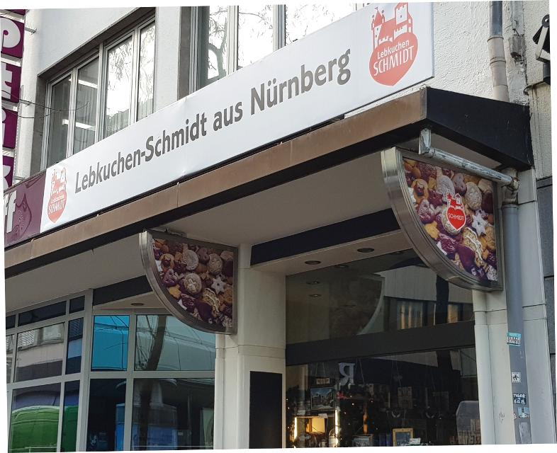 In der Winterpause vertritt Lebkuchen Schmidt aus Nürnberg das Eiscafé Eis Venezia und bietet neben Nürnberger Lebkuchen auch Gebäck & Küchlein sowie weitere Köstlichkeiten an.Lebkuchen Schmidt ist von Anfang Oktober bis 24. Dezember 2023 geöffnet.