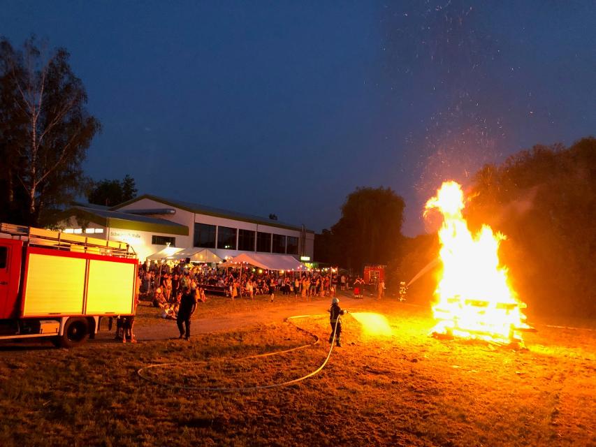 Der längste Tag des Jahres wird zum Sommernachtstraum ! Die sogenannte Sonnenwende wird in Schwarzach auf der Wiese unterhalb der Schwarzach-Halle mit einem urigen Fest der Feuerwehrkapelle und einem gigantischen Sonnwendfeuer gefeiert.