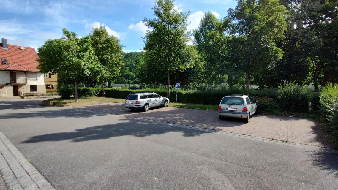 Der Wohnmobilstellplatz "Kelter" liegt direkt am Neckar (Hallenbad in ca. 1 km, Freibad in ca. 5 km Entfernung)