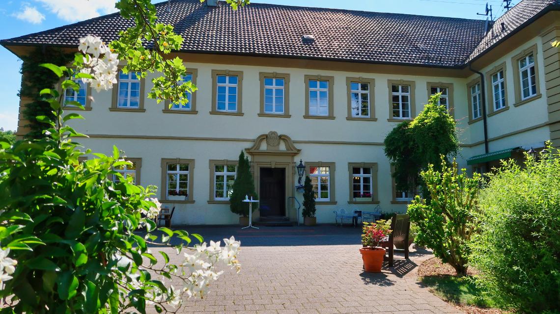 Schloss Sennfeld liegt idyllisch direkt an der Seckach im Ort Sennfeld – nur ca. 35 Minuten von Heilbronn entfernt.