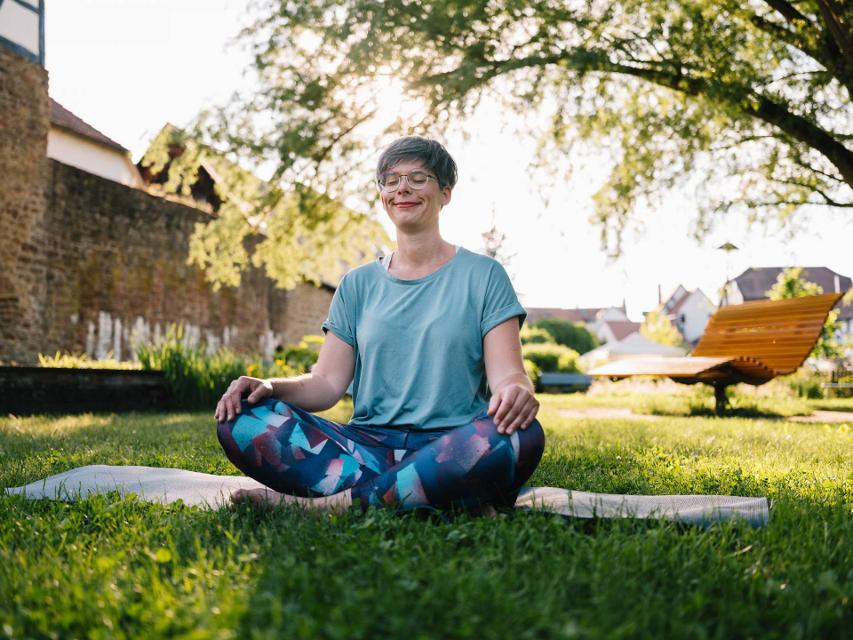 Yvonne Braun lädt Dich zu einem Retreat “Yoga & Wald” nach Bad König ein. Ankommen, Eintauchen, Auftanken. Eine noch tiefere Reise zu dir selbst. Erlebte und beWEGTe Resilienz direkt im Odenwald. Für Deine Achtsamkeit, Resilienz und Ressourcen.