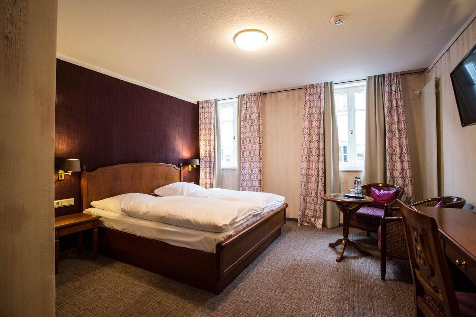 Fühlen Sie sich wohl in einem mit allem Komfort ausgestatteten Zimmern im Hotel Karpfen in Eberbach.