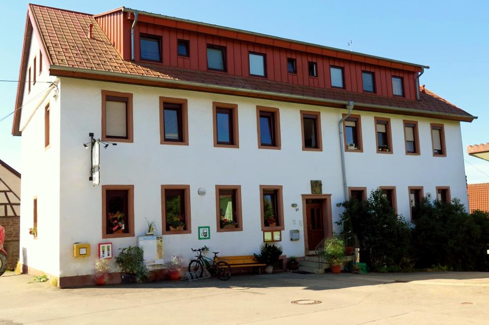 Die Pension Schreckhof liegt in sehr ruhiger Umgebung direkt über dem Neckartal, eingerahmt von Weinbergen und Wäldern und ist damit idealer Ausgangspunkt für Wanderungen und Radtouren.