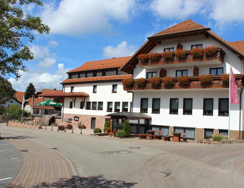 Familiäres Hotel im staatlich anerkannten Luftkurort Waldbrunn, direkt gegenüber vom Kurpark mit Kneipp-Anlage.
