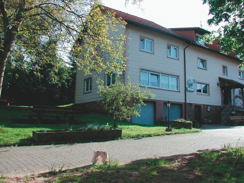 Die Pension Weis liegt in ruhiger und dennoch zentraler Ortslage im Waldbrunner Ortsteil Mülben.