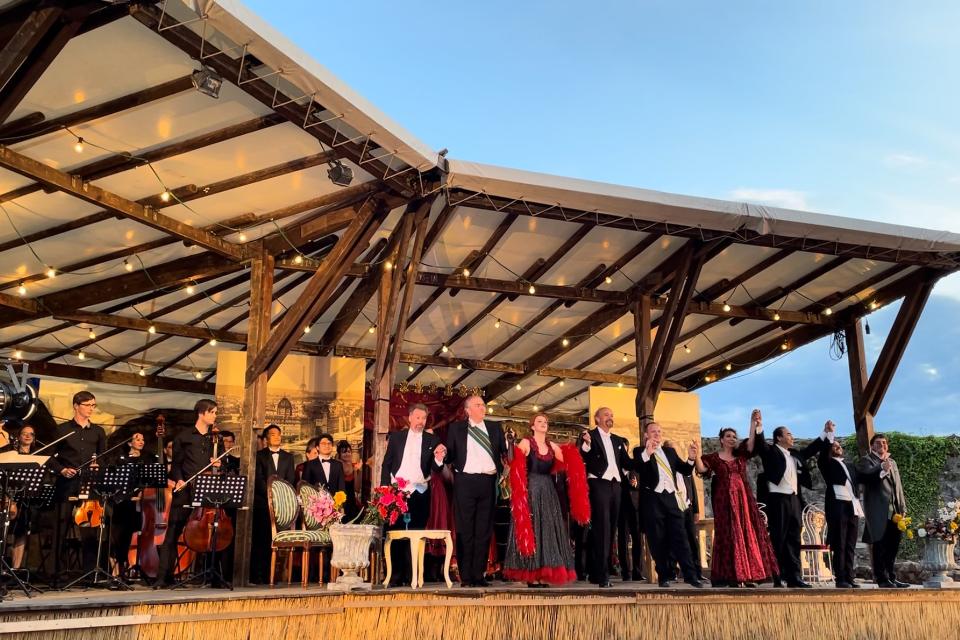 Im Sommer 2023 steht bei Opera Classica Europa unter anderem die Neuinszenierung von Giacomo Puccinis ´La Bohème´ auf dem Spielplan, eine der beliebtesten Opern weltweit.Die Geschichte spielt in Paris um das Jahr 1830. Es ist Weihnachten und von vier mittellosen Künstlern, die sich zus...
