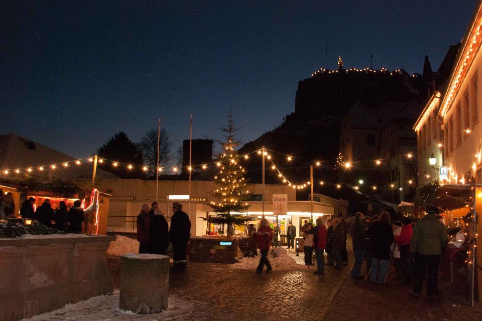 Der kleine aber feine Lindenfelser Weihnachtsmarkt rund um den Löwenbrunnen wird von mehreren Vereinen und der Stadt Lindenfels durchgeführt.