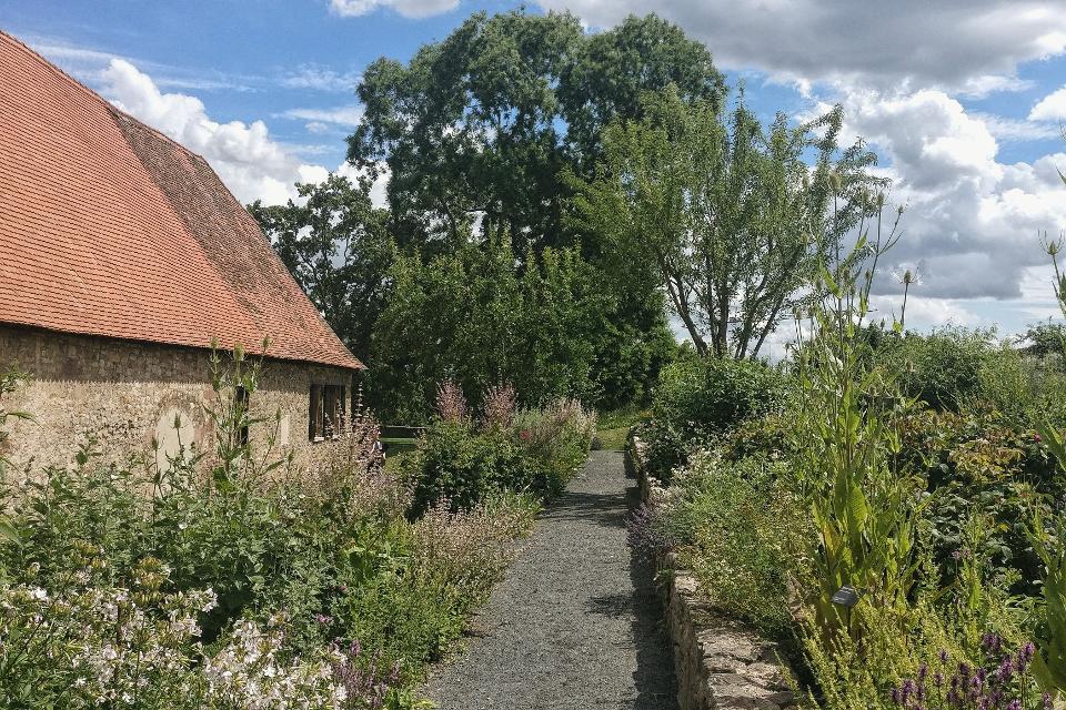 Der Lorscher Kräutergarten auf dem Klosterhügel orientiert sich am Lorscher Arzneibuch - einem UNESCO Weltdokumentenerbe. Der Garten ist frei begehbar und lädt zum Staunen, Fühlen und Riechen ein. Im Rahmen einer Führung lüftet er all seine Geheimnisse.