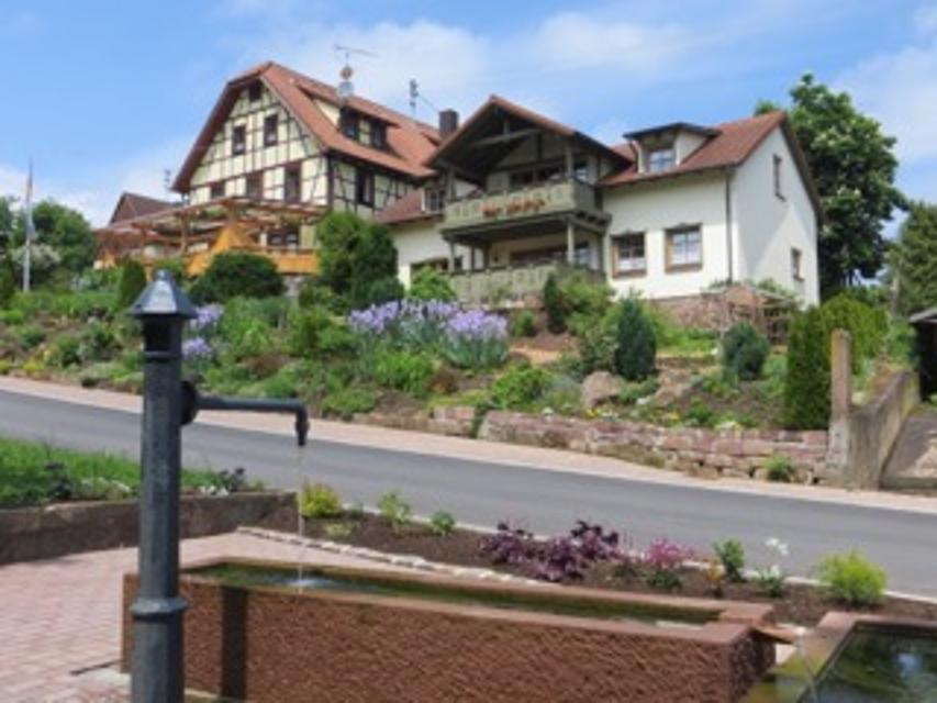 Unser Fachwerkhaus und Nebengebäude liegt sehr idyllisch am Waldrand vom Walldürner Ortsteil Gottersdorf.