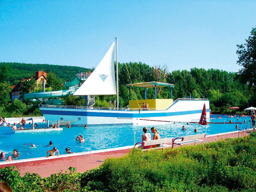 Für alle Badegäste - Schwimmer, Turmspringer, Rutschenkönige, Wasserratten und Sonnenanbeter - bietet das solarbeheizte Freibad die Möglichkeit, dem Alltag zu entfliehen.