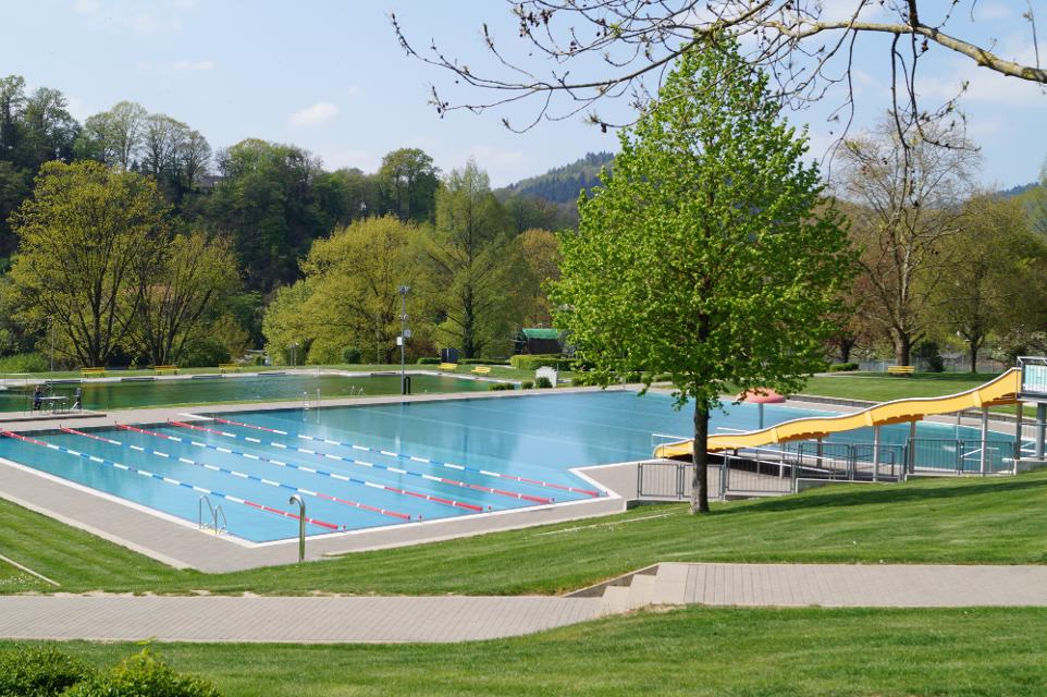 Das Neckargemünder Freibad ist durch seine einmalig schöne Lage im Neckartal bekannt. Schwimmerbecken und Sprungbecken sind als Naturbad gestaltet.