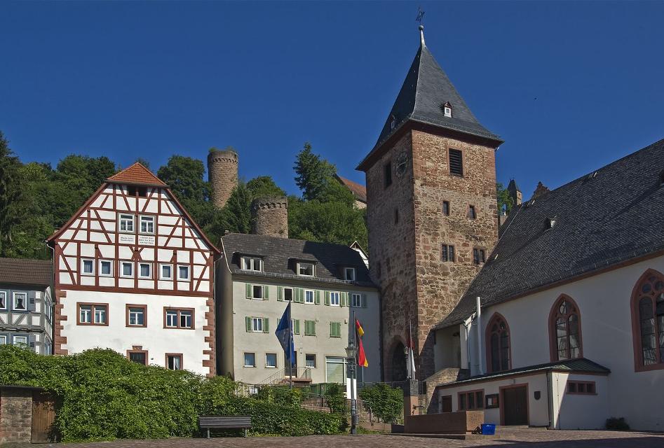 Nach dem Abbruch der äußeren Tore der Stadtwehranlage im 19. Jh. blieb der Mitteltorturm als Kirchturm der Marktkirche erhalten.