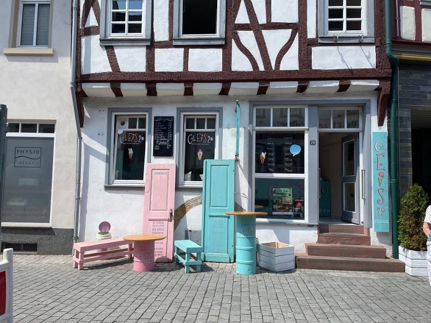 Kleines Eiscafé in Babenhausen, das 2020 eröffnet wurde. Leckeres Eis, auf Wunsch mit viel bunter Deko, Waffelkreationen oder Milchshakes stehen auf der Karte.
                 title=