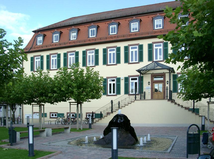 Das ehemalige Jagdschloss erbaut von Landgraf Ernst Ludwig Hessen-Darmstadt im Jahre 1720/21. Der Hauptbau auch genannt der „Große Bau“ ist heute das Rathaus der Gemeinde Bickenbach.