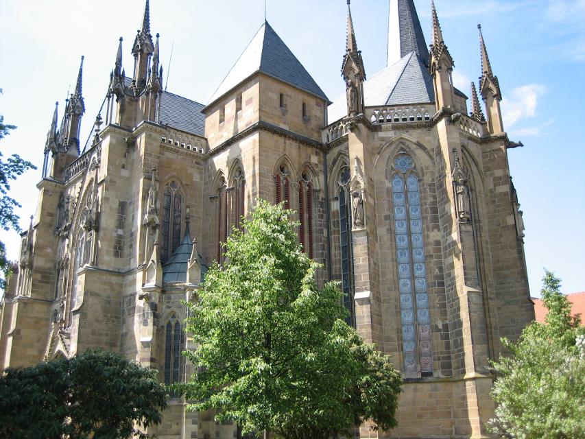 Die Ritterstiftskirche St. Peter gilt als ein Meisterwerk der Frühgotik in ganz Deutschland und eine der bedeutendsten Kirchen Süddeutschlands. 