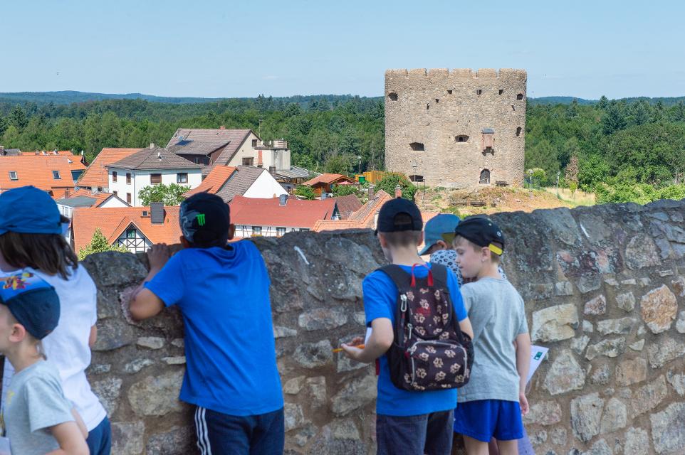 Das Bollwerk, ein Geschützturm, der nur 400 Meter von Schloss Lichtenberg in Fischbachtal entfernt steht, kann auf eigene Faust besichtigt werden und bietet einen wunderbaren Blick auf das Schloss und in den vorderen Odenwald. Bei blauem Himmel sieht man sogar die Frankfurter Skyline.