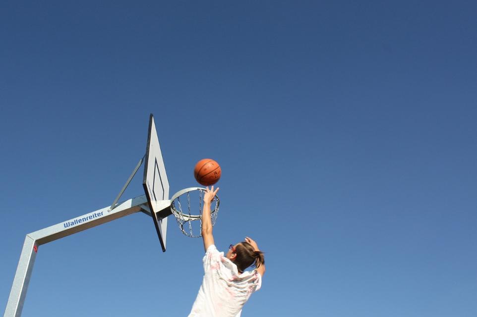 Wer Lust  auf eine Runde Basketball-Spielen hat, ist auf dem Basketballplatz am Sportpark Reinheim richtig.
