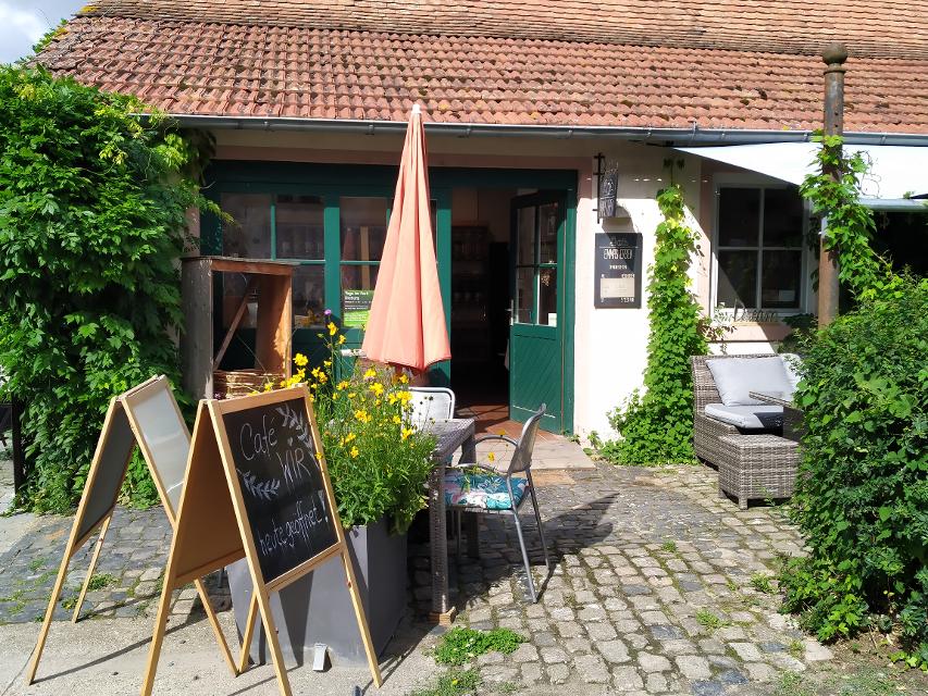 Eine kleine Auszeit bei Kaffee und Kuchen gefällig? Das kleine Saisoncafé “Wir” befindet sich im Außenbereich des Unverpacktladens "Emmas Erben" im Hofgut Habitzheim.