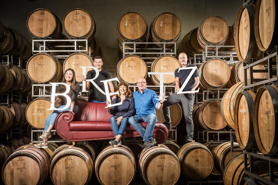 Das Weingut der Familie Bretz besteht seit 1721, womit sie bereits 300-jähriges Jubiläum feiern konnten. In dieser Zeit haben 10 Generationen das Weingut aufgebaut und das Wein-Gen erfolgreichweitergegeben. Heute wird es in der neunten Generati...