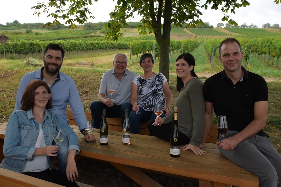 Unser Familienweingut befindet sich im Herzen Rheinhessens im gemütlichen Weinort Gau-Bickelheim.Familienbetrieb durch und durch – drei Generationen und drei Familien kümmern sich mit Leidenschaft um die Reben.Wir bewirtschaften ca. 20ha Weinberge, die überwiegend an den Südhängen des Wißbergs li...