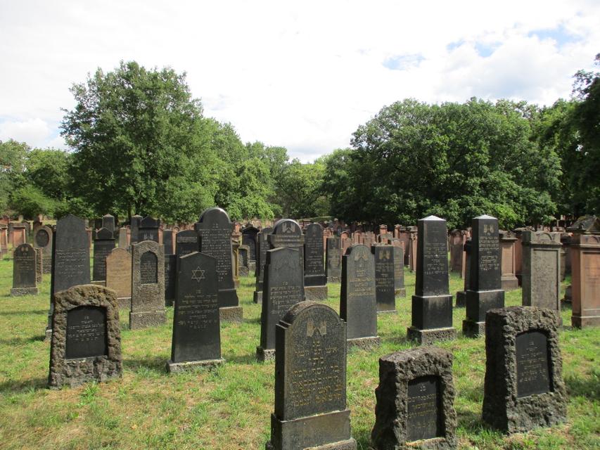 Der größte jüdisch orthodoxe Landfriedhof in Hessen befindet sich in Alsbach. Besuchen Sie dieses besondere Kulturdenkmal und lernen Sie Neues kennen. Keine Vorkenntnisse erforderlich. Seien Sie neugierig auf eine andere Kultur. 
                 title=