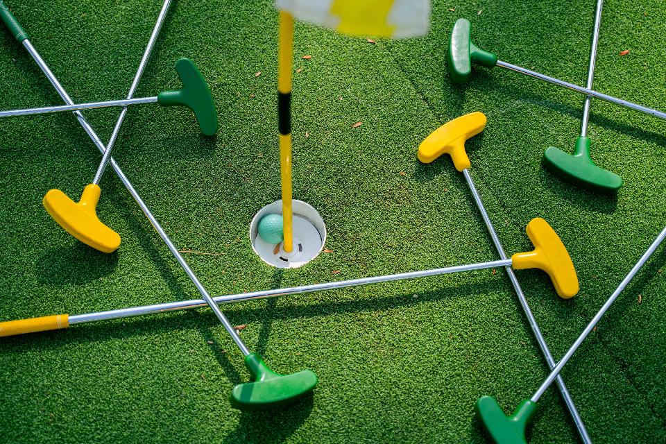 Adventure-Golf ist eine Mischung aus Golf und Minigolf. Die ganzjährige geöffnete Anlage verläuft mit 18 Bahnen um das Fahrwerk Groß-Zimmern.
                 title=