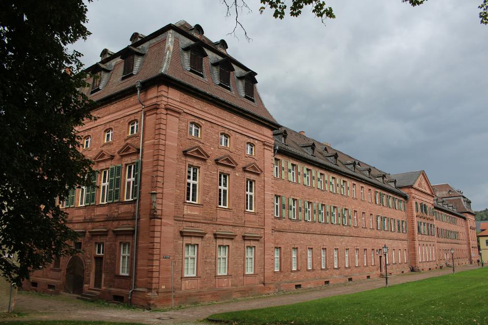 Der schlossartige Konventbau wurde 1784-87 von Franz Ignaz Michael Neumann – dem Sohn von Balthasar Neumann – erbaut. Es entstanden neben den Wohnungen für Abt und Cellerar auch beachtenswerte Prunkräume: Der sogenannte Grüne Saal, die ehemalige Klosterbibliothek sowie das Refektorium, einst Speisesaal der Mönche.