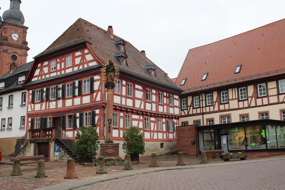 Das sogenannte Debonhaus wurde 1683 erbaut. Letzte private Eigentümerin war Sophie Debon, die das Anwesen 1907 der Stadt vererbte. Seit der umfassenden Renovierung der Jahre 2008/09 ist das Gebäude wieder eines der schönsten Fachwerkhäuser Amorbachs. 