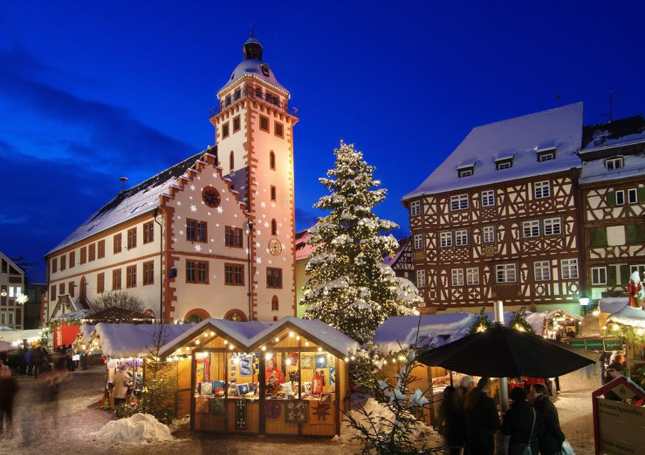 Der Mosbacher Weihnachtsmarkt in der historischen Fachwerkstadt und Kleinstadtperle findet von Freitag den 01.12.2023 bis Mittwoch den 20.12.2023 statt.