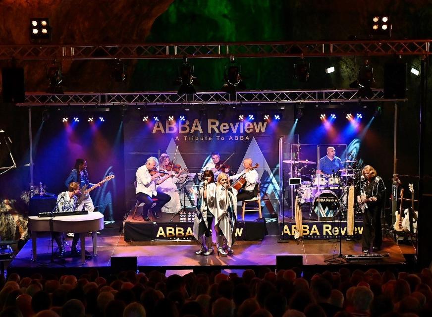 Am 23. Februar tritt die 4 SWEDES Band - Tribute-ABBA-Review Show mit Livestreichern in der Stadthalle Groß-Umstadt, Am Darmstädter Schloss 6, auf.