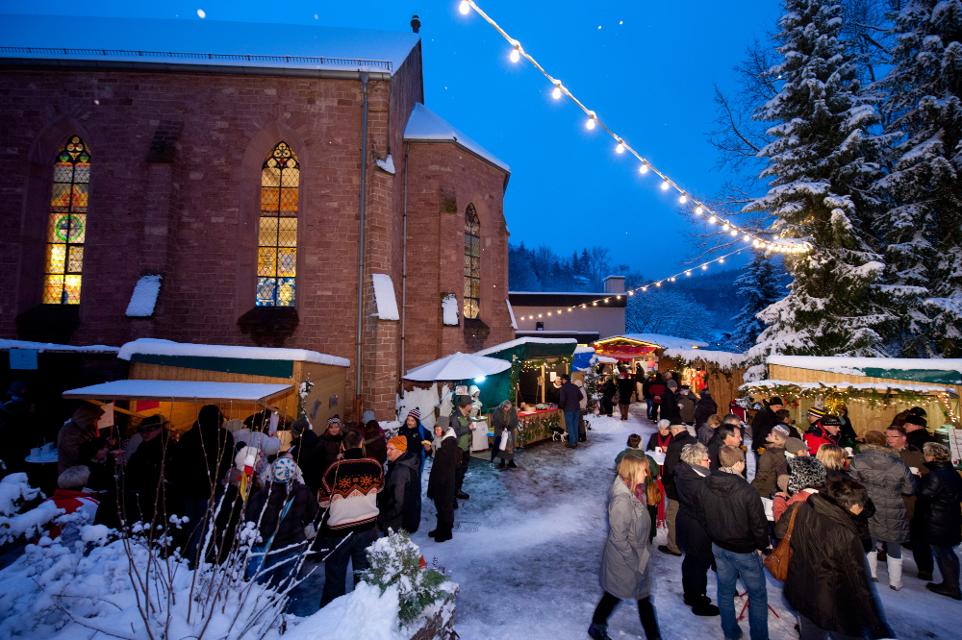 Am 1. Advent –Wochenende findet der beliebte Weihnachtsmarkt in Wilhelmsfeld rund um und in der evangelischen Kirche sowie im Gemeindehaus statt. 