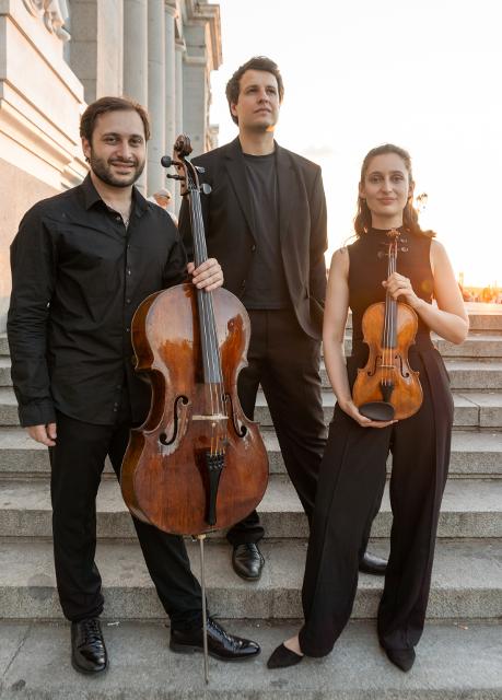 Das junge Ensemble „Trio E.T.A.“ bestehend aus Hayk Sukiasyan (Cello), Elene Meipariani (Violine) und Till Hoffmann (Klavier), verneigt sich mit seinem Namen vor dem Schriftsteller, Komponisten und Kritiker E. T. A. Hoffmann.
